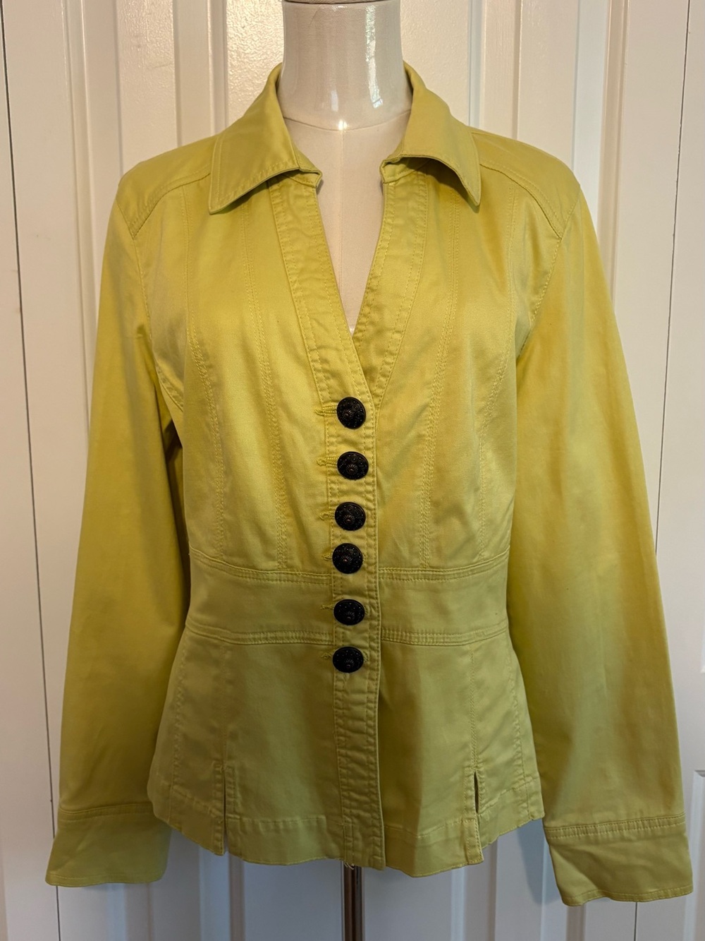 TRIA, Women's Light Yellow-Green  Button-Front Jacket, Size M